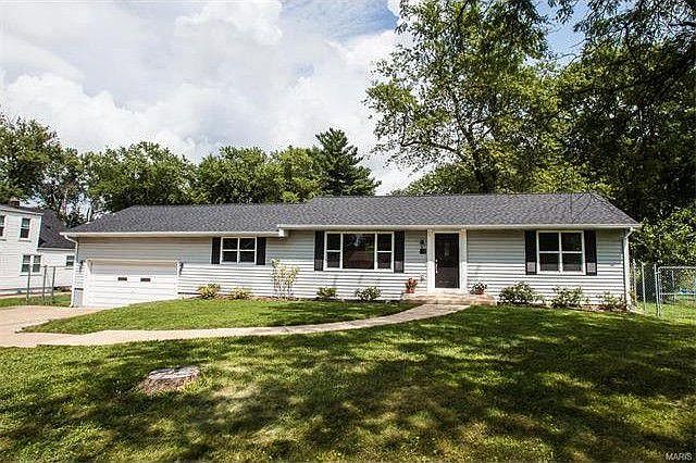 Front of the home with 2 car garage