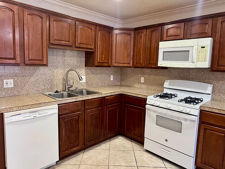 13525 Vanowen St #305 — Photo 3