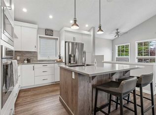 230 NW Mount Lorette Pl SE, Calgary, AB T2Z 2L9