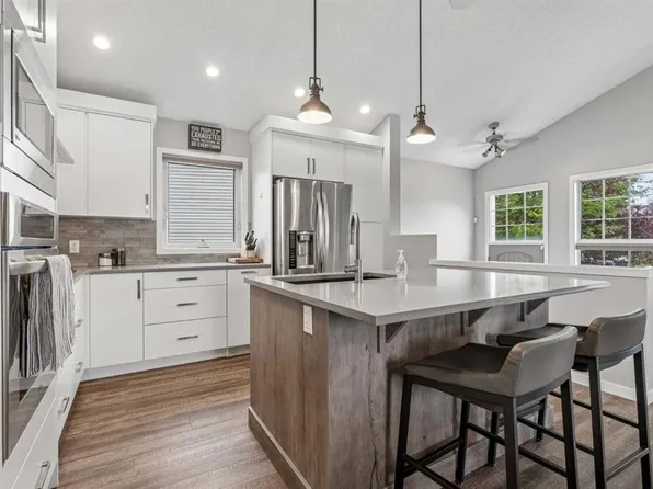 230 NW Mount Lorette Pl SE, Calgary, AB T2Z 2L9