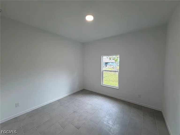 1092 Norton Ave S — Photo 3