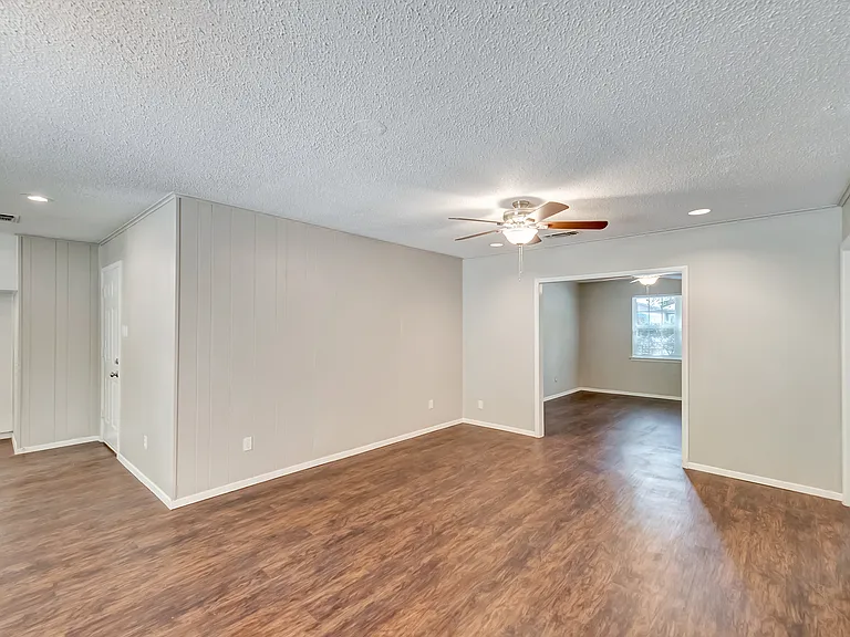 2833 Kingsbury Ave — Photo 14