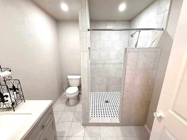 1820 W Southcross Blvd — Photo 7