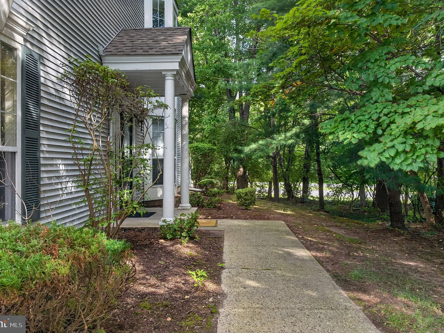3 bed, 2.5 bath, 1968 sqft, $3,700 — Photo 2
