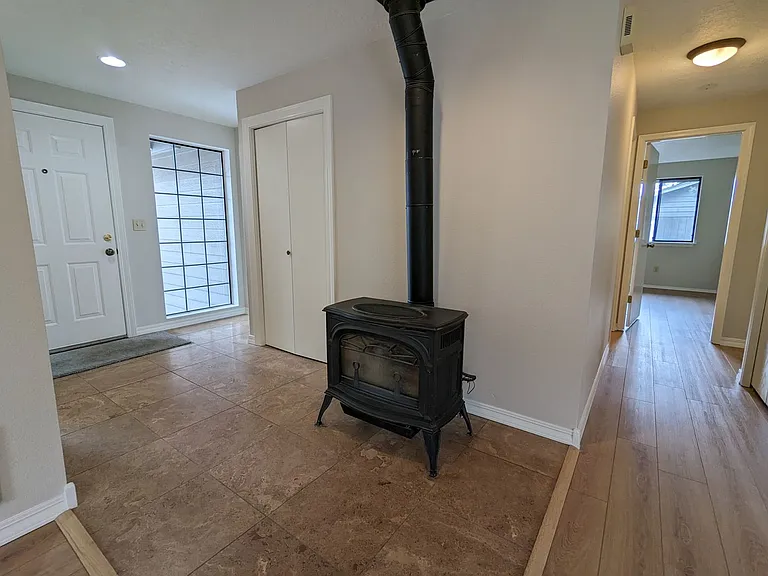 1147 NE Viking Ct — Photo 6