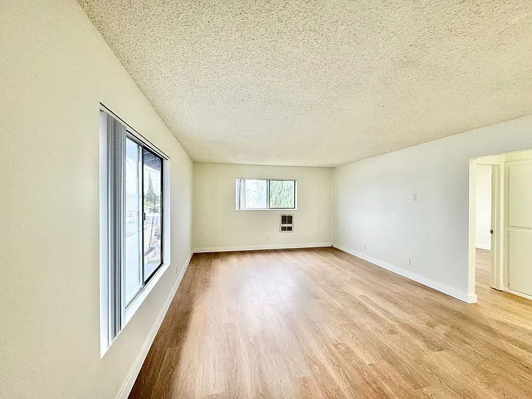 Benton Apartments — Photo 17