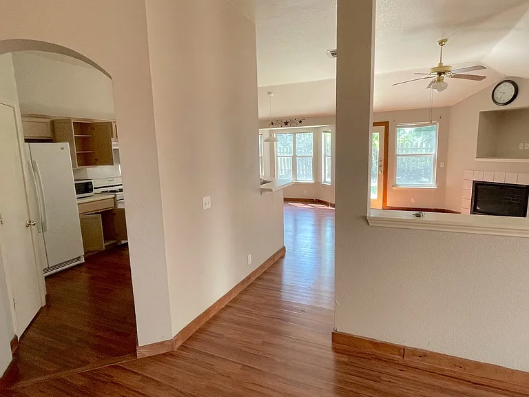 218 Sunshadow Dr — Photo 5