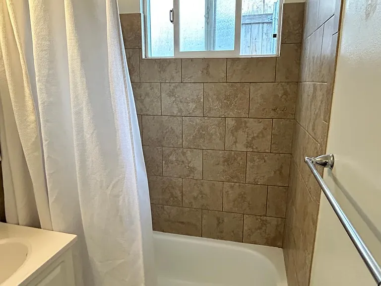 305 N Signal St #3 — Photo 3
