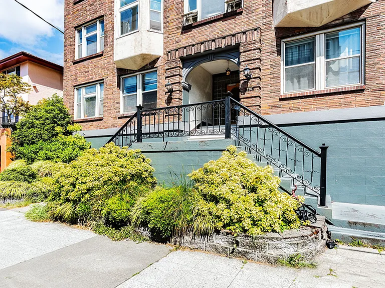 Carlyle Apartments — Photo 8
