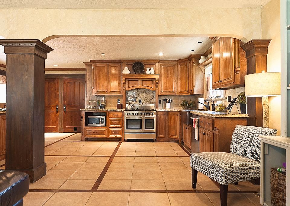 1st image of 2022 Manor Dr