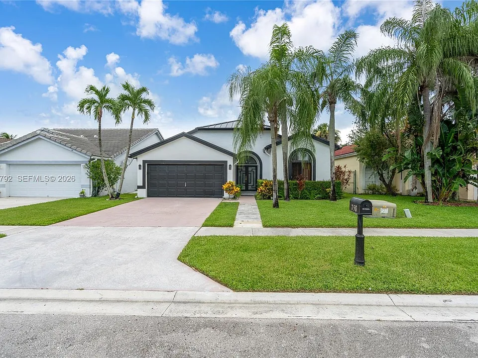 758 Lake Wellington Dr