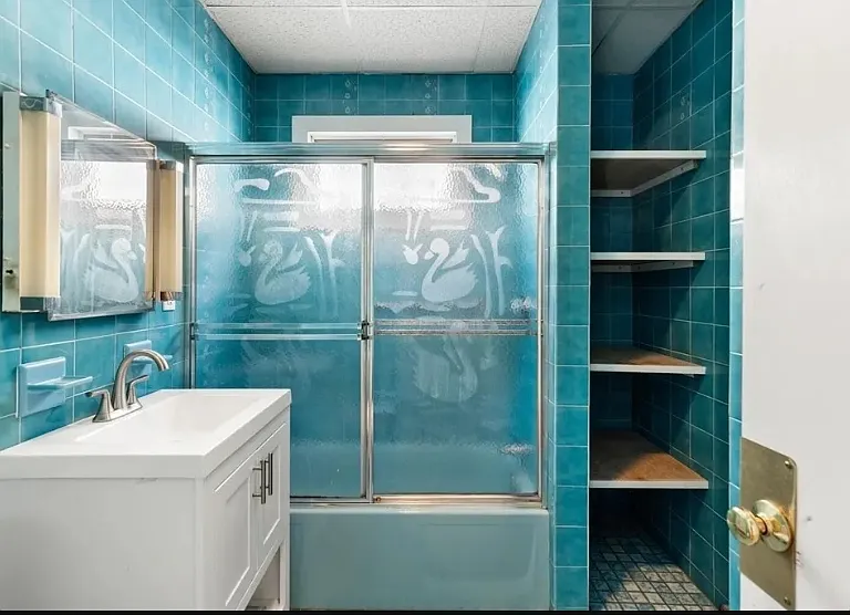 BATHROOM 2