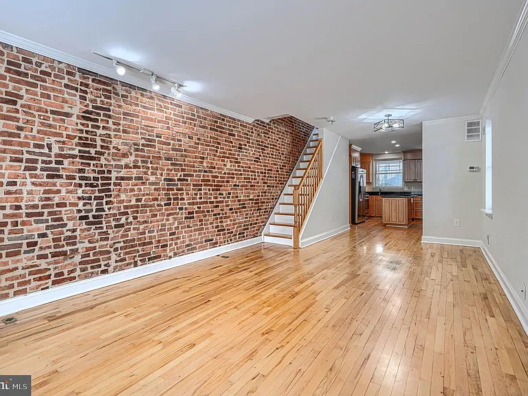 609 S East Ave — Photo 2
