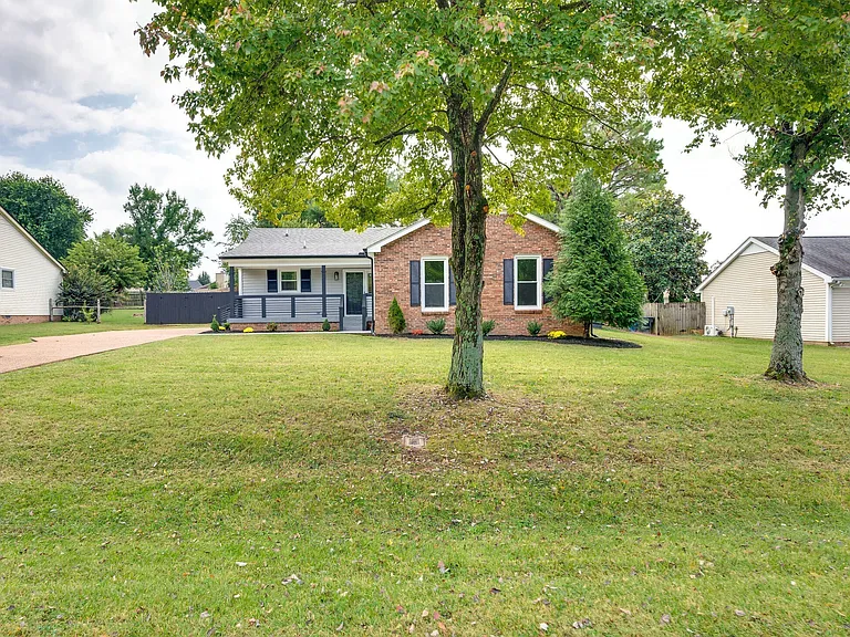 520 Riverview Dr — Photo 2