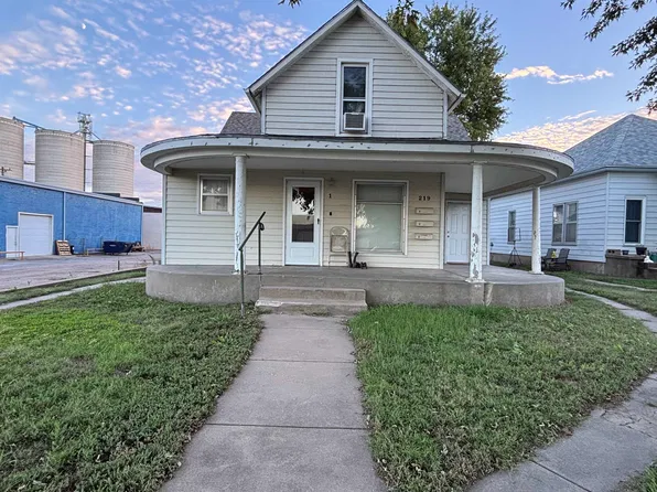 219 W 4th St, Larned, KS 67550