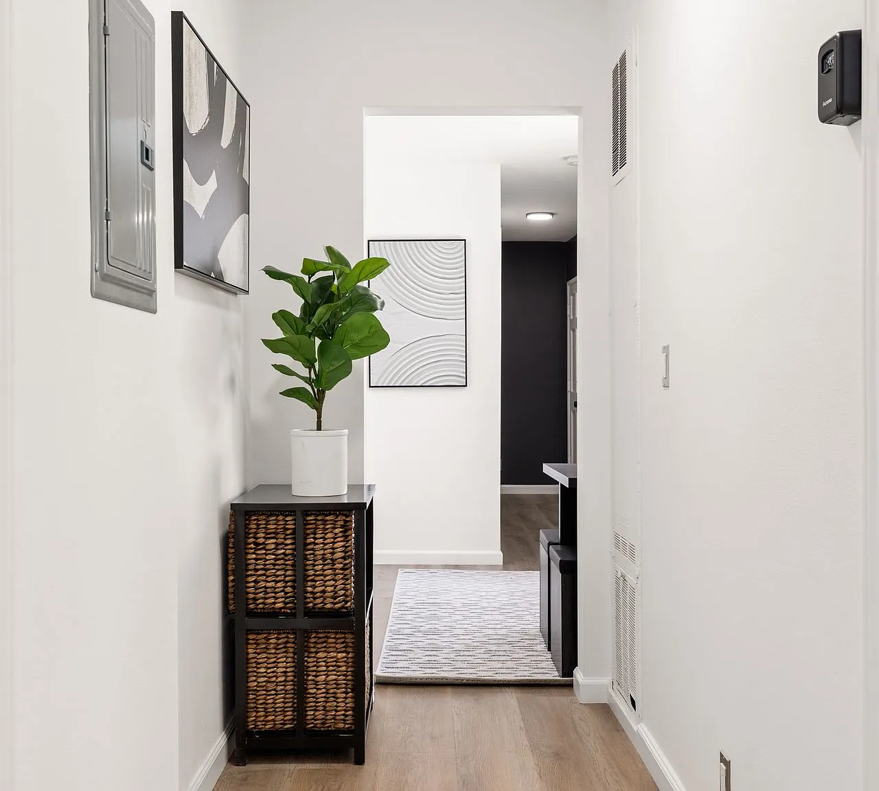 A 4 bedroom, 3 bathroom apartment with a dining room & a fully functional kitchen at 10791 Ohio A... — Photo 3
