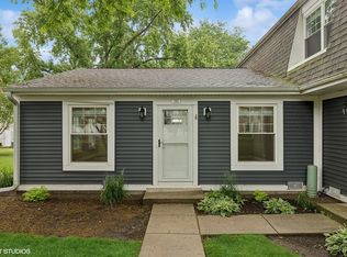 350 Meadow Ct, Vernon Hills, IL 60061