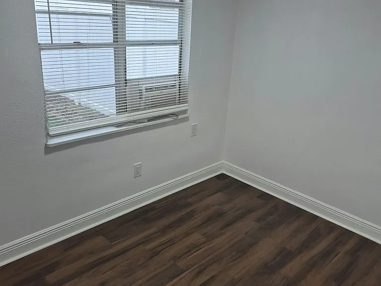 1402 E Bougainvillea Ave — Photo 10