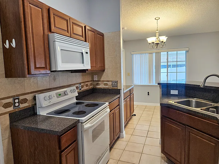952 Trumbull St — Photo 10