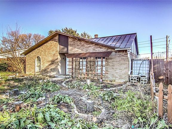 3rd image of 3928 Dickens Dr