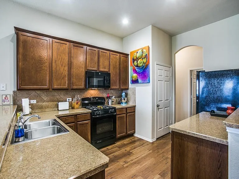 10333 Bradshaw Dr — Photo 5