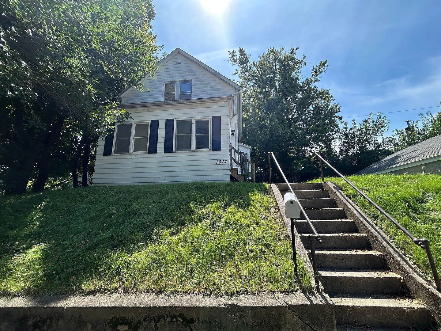 2 Bedroom, 1 Bath Home for Rent in Moline, IL — Photo 1