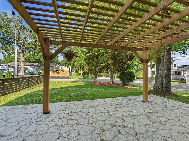 136 Edgewater Dr — Photo 16