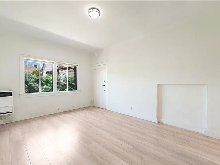 1475 W Adams Blvd #307 — Photo 3