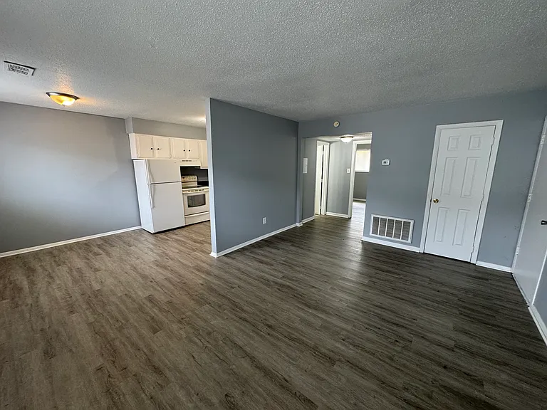 2832 E County Line Rd — Photo 20