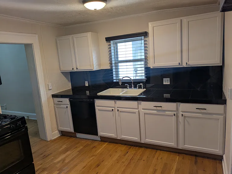 39 N Clarkson St #B — Photo 8