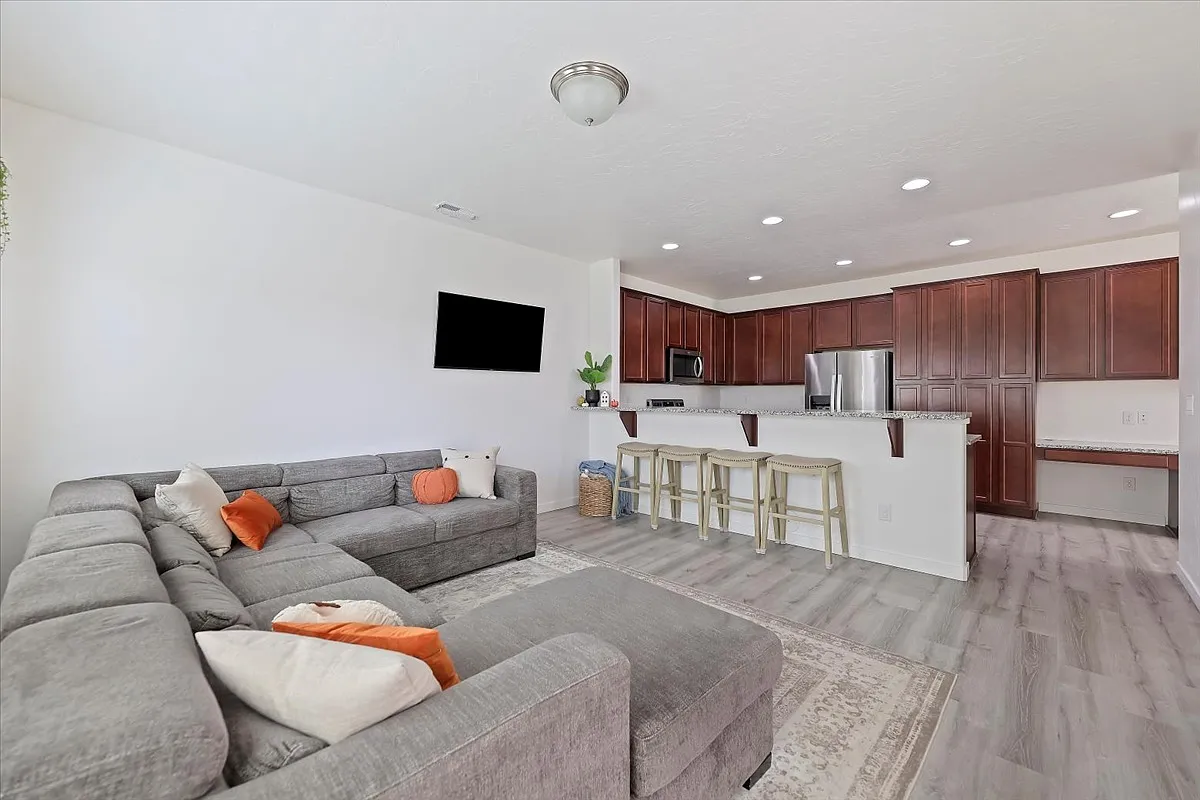 3 bed, 2.5 bath, 1360 sqft, $2,000 — Photo 2