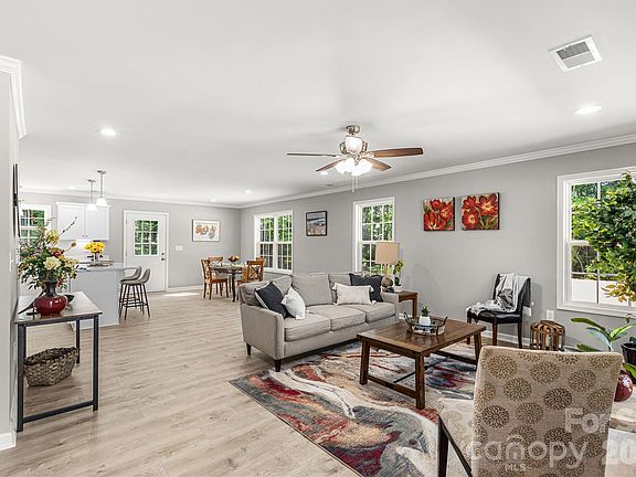 4th image of 2489 Pineview Rd