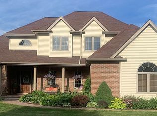 9565 Royal Wood Dr, Peosta, IA 52068