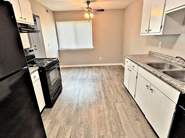 Avalon Cove Townhomes — Photo 15