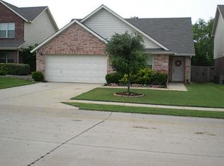 8816 Holliday Ln, Aubrey, TX 76227