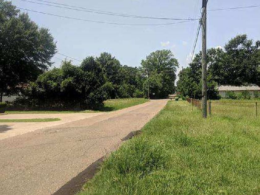 2nd image of 402 Wade Ln