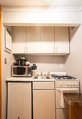 4th image of 210 Sullivan St APT 1