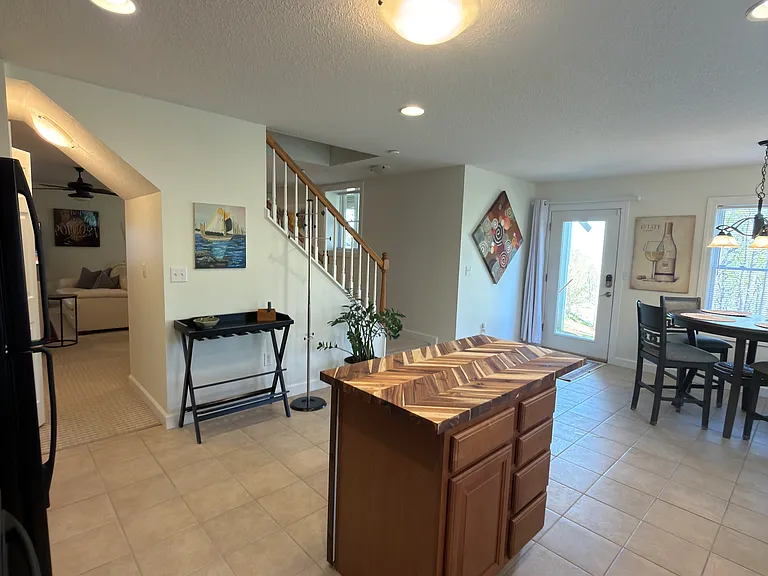 225 Nathan Ct — Photo 10