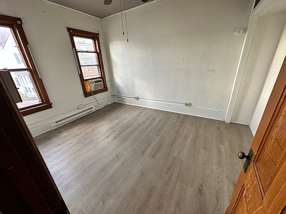 4th image of 125 E 3rd Ave