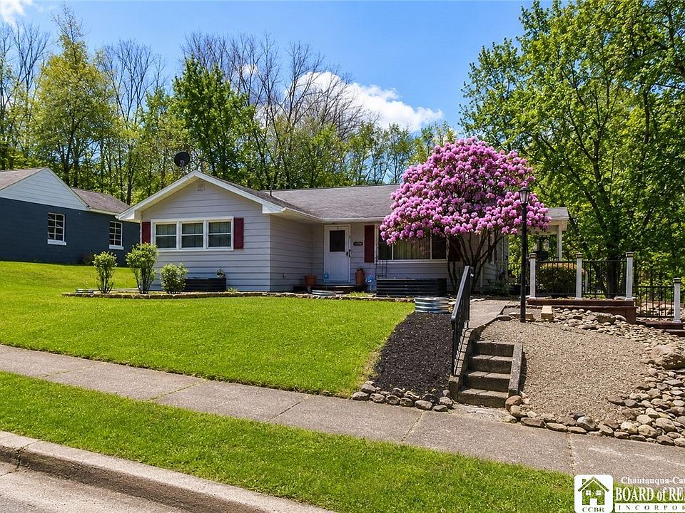 1st image of 221 Willow Ave