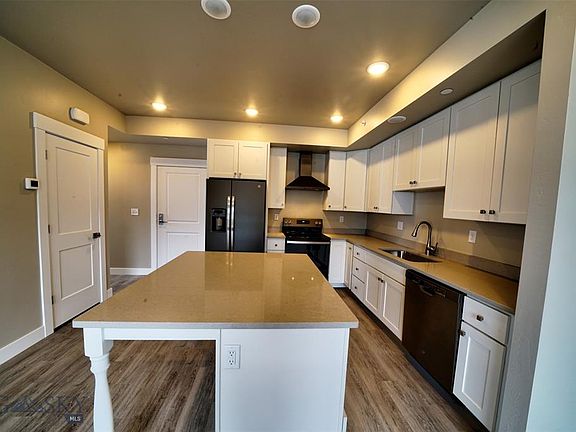 3rd image of 1295 Thomas Dr #303