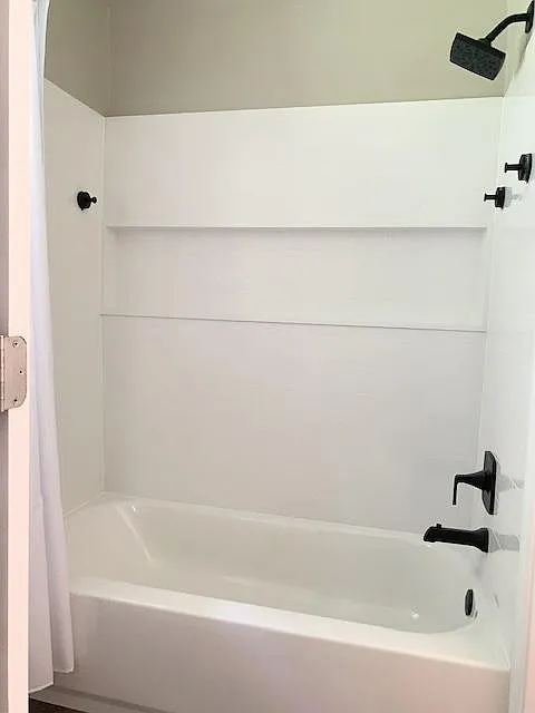 4 bed, 1.5 bath, 1624 sqft, $819 — Photo 3