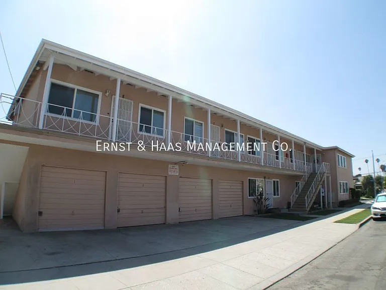 702 E 56th St #7 — Photo 2