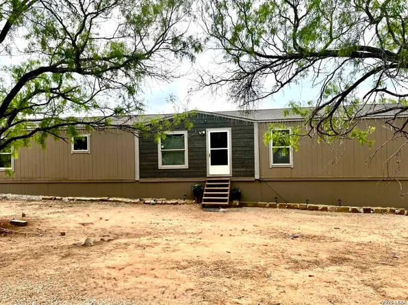 138 CR 2666, Moore, TX 78015
