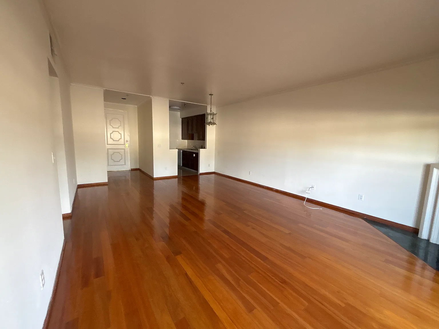 Chateau Beverly — Photo 4