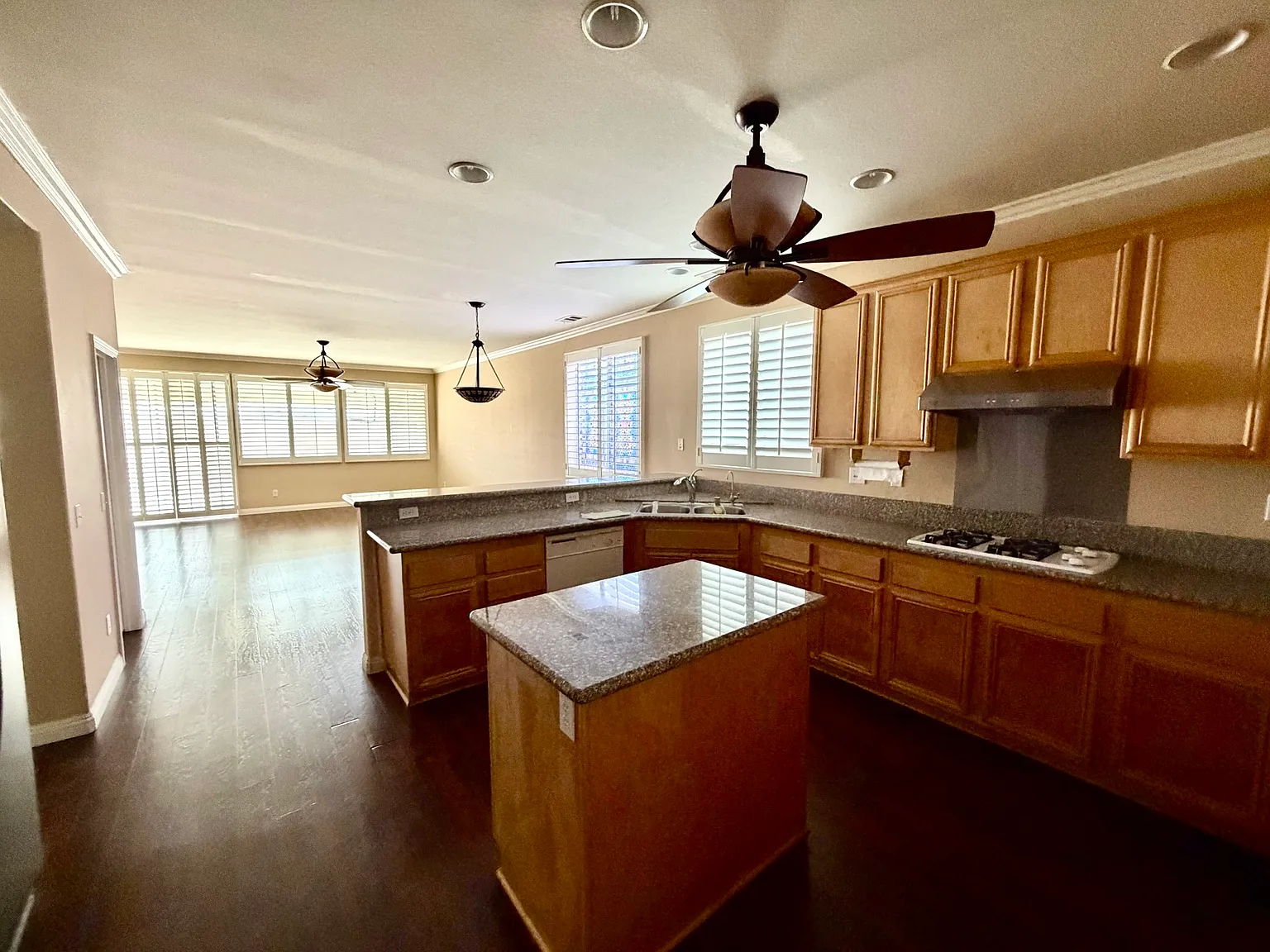 6 bed, 3635 sqft, $4,600 — Photo 3