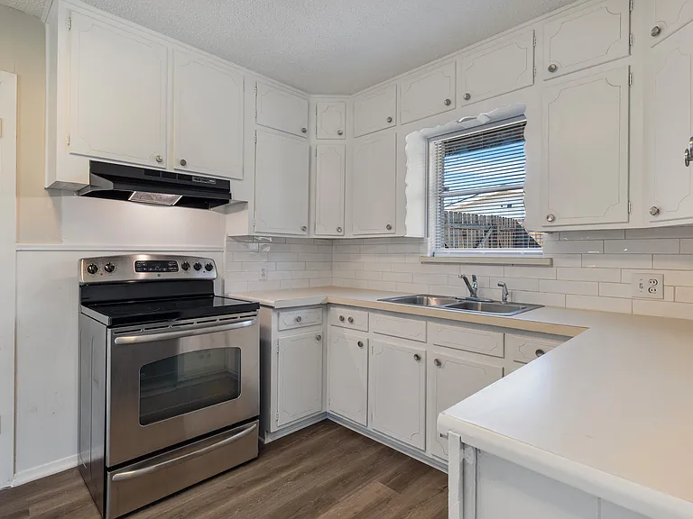 506 E White St — Photo 8
