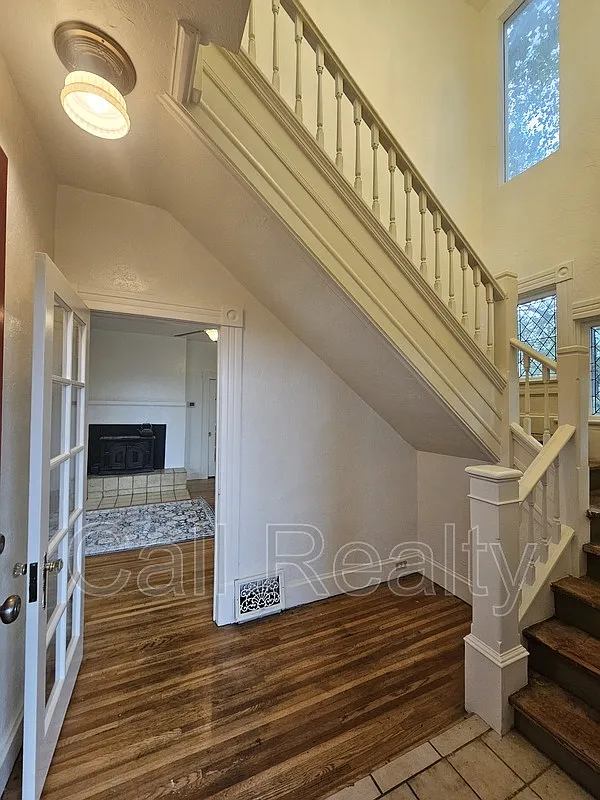 3 bed, 2.0 bath, 1056 sqft, $2,200 — Photo 3