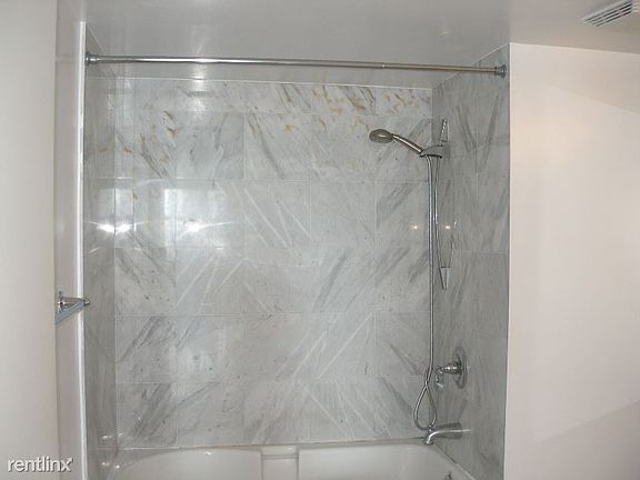 4th image of 31 SE 5th St APT 2103