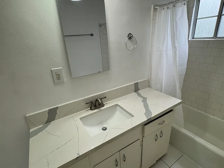 624 E Elk Ave #C — Photo 8